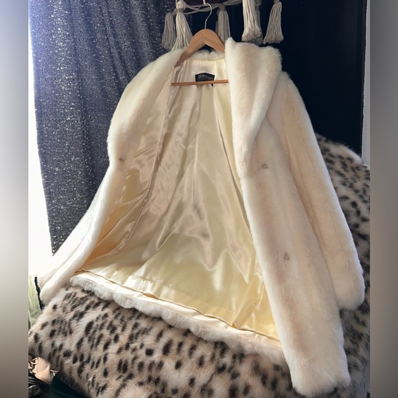Monterey Fashions - Vintage White Faux Fur Coat Made in U.S.A. - Picture 9 of 16
